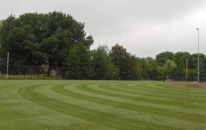 Van-Rooij-Graszoden-Kunstgras-Siergrind-groot-grasveld-aanleggen-graszoden-in-banen-leggen 